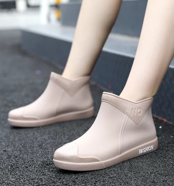 Short Women's Fashion Rain Boots: Stylish, Waterproof, Non-Slip Outdoor Work Shoes for All Seasons